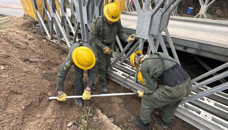 Ingenieros militares coordinan con Invías el mantenimiento de los puentes metálicos en la carretera hacia Cúcuta.