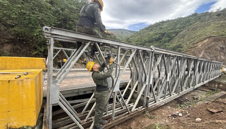 Ingenieros militares coordinan con Invías el mantenimiento de los puentes metálicos en la carretera hacia Cúcuta.