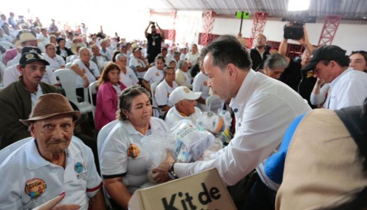El gobernador William Villamizar entregó cerca de 500 ayudas para los abuelitos de Villa Caro y Carmen de Nazaret/Foto cortesía