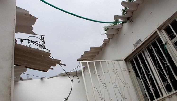 La explosión dejó los ventanales rotos de tres viviendas y parte del techo de una de ellas destruido. /Foto: Stefany Peñaloza-La Opinión