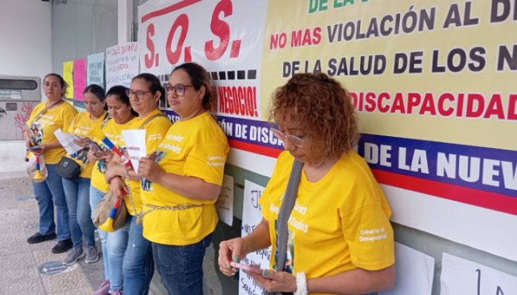 Madres de niños con discapacidades físicas protestan en las afueras de Nueva EPS/Foto Orlando Carvajal