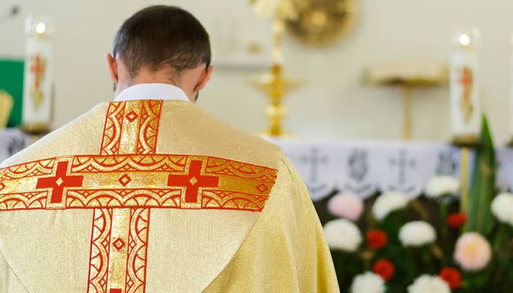 sacerdote-ecuador.