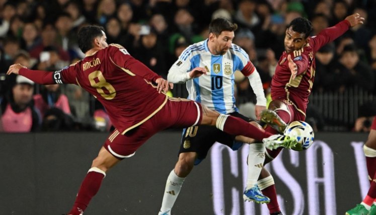 Lionel Messi marcó un doblete en la victoria de Argentina sobre Venezuela.