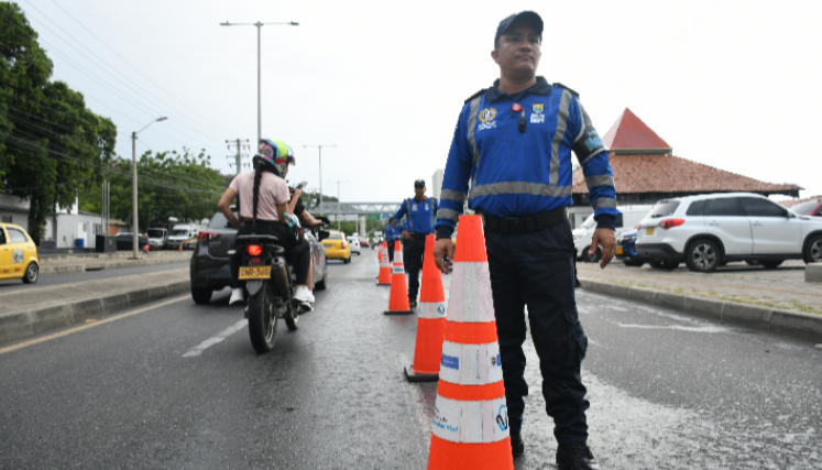 Agentes de Tránsito en la via.