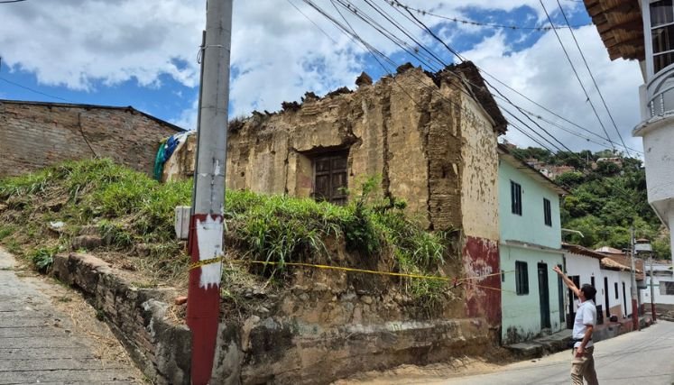 Las paredes de una vieja casona de la calle La Baticola, amenaza con desplomarse.