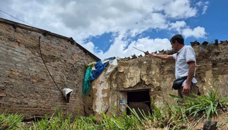 Las paredes de una vieja casona de la calle La Baticola, amenaza con desplomarse.