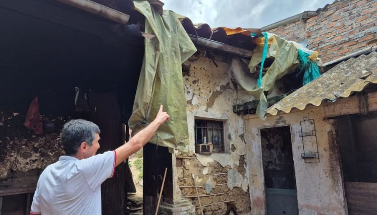 Las paredes de una vieja casona de la calle La Baticola, amenaza con desplomarse.
