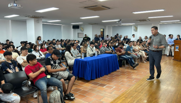 El exministro de Defensa y exembajador se reunión con los jóvenes en la Udes.