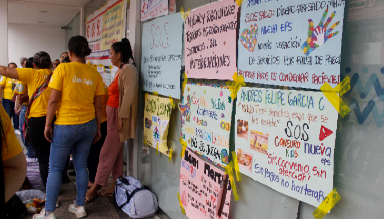 Madres protestan a las afueras de Nueva Eps en Cúcuta.
