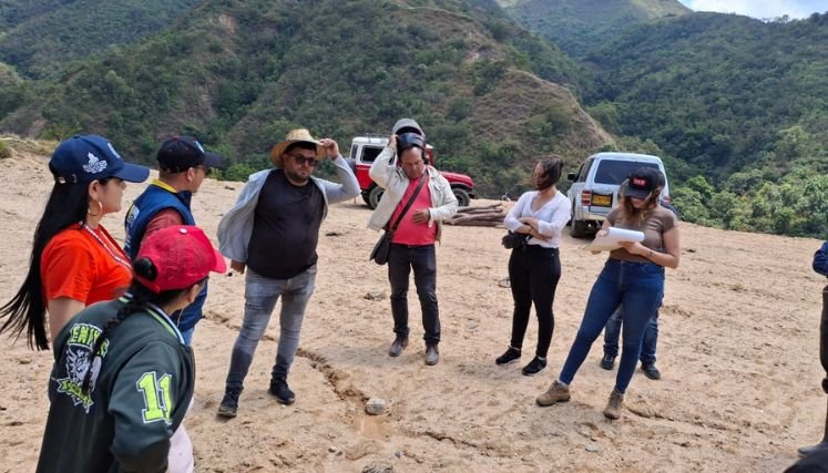 Fueron socializados los estudios y diseños del trazado para conjurar la emergencia vial en el sector El Tarrita.