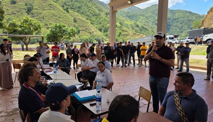 Damnificados de la vereda El Tarrita bloquean la carretera Ocaña-Cúcuta debido al incumplimientos de los acuerdos.