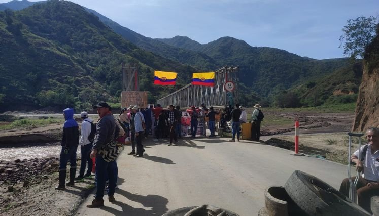 Damnificados de la vereda El Tarrita bloquean la carretera Ocaña-Cúcuta debido al incumplimientos de los acuerdos.