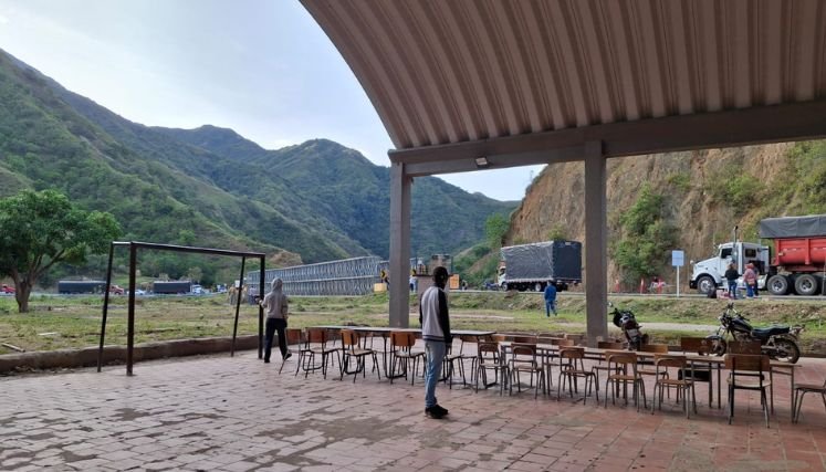 Damnificados de la vereda El Tarrita bloquean la carretera Ocaña-Cúcuta debido al incumplimientos de los acuerdos.