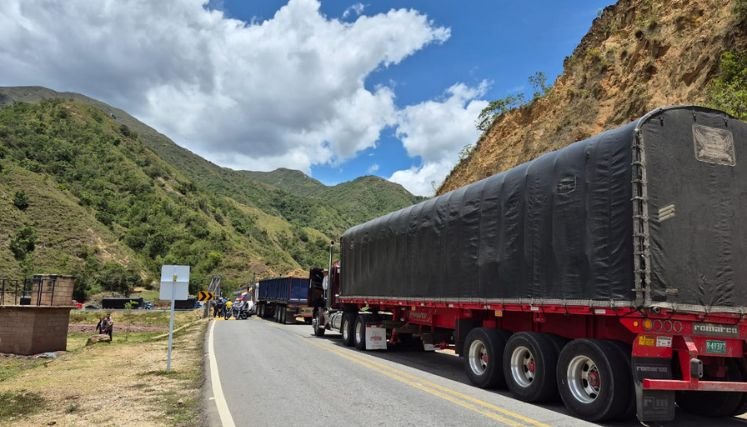 Ante la falta de entendimiento damnificados de la vereda El Tarrita bloquean la carretera Ocaña-Cúcuta.