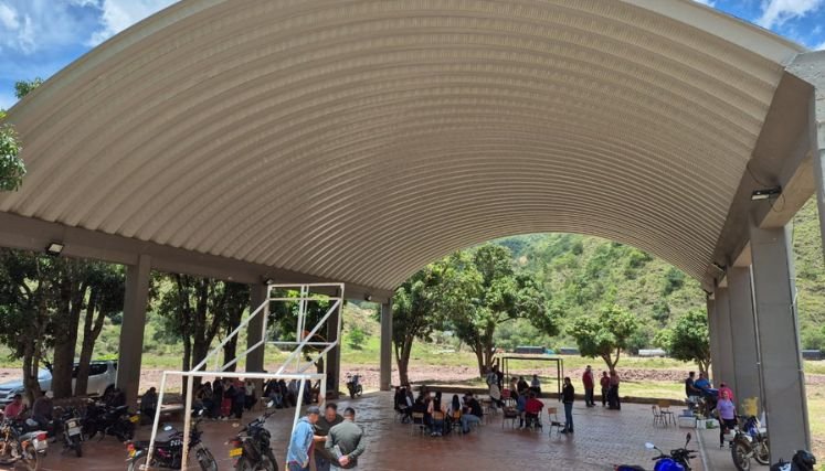 Ante la falta de entendimiento damnificados de la vereda El Tarrita bloquean la carretera Ocaña-Cúcuta.