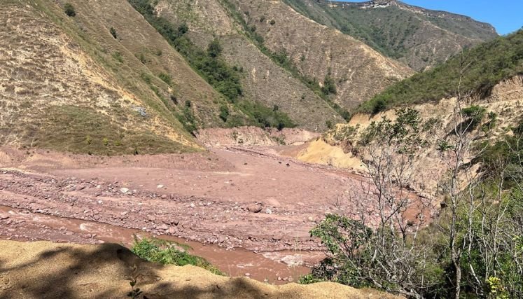 Ante la falta de entendimiento damnificados de la vereda El Tarrita bloquean la carretera Ocaña-Cúcuta.