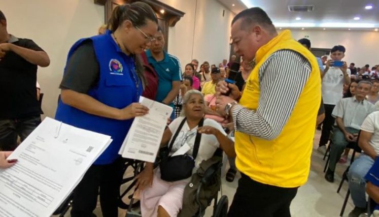 Fredy Quintero, subdirector de la Unidad Nacional de Víctimas, hace entrega de una de las cartas a una víctima/Foto cortesía