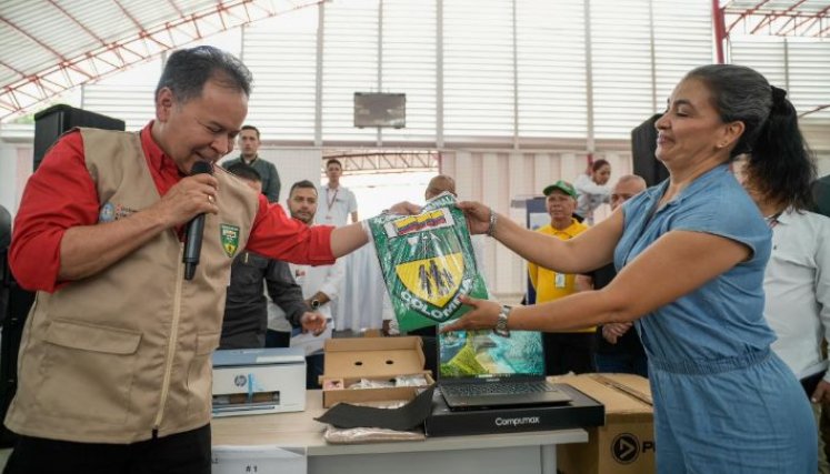 El gobernador entrega un equipo de oficina a una de las líderes comunales/Foto cortesía