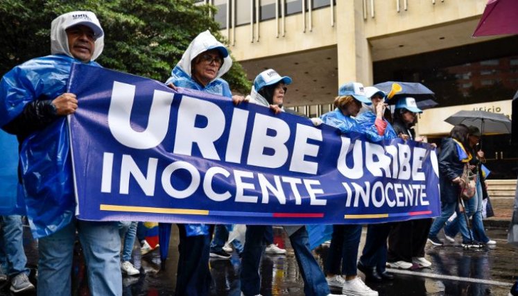 ÁLVARO URIBE. 