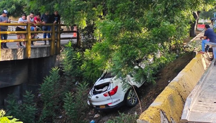 El carro cayó abajo del puente que está sobre la vía que va de Los Patios a Pinar del Río./Foto cortesía