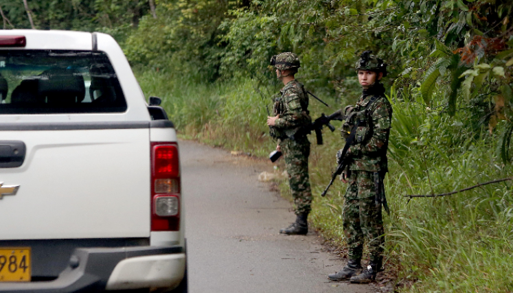 Vías resguardadas por el Ejército. 