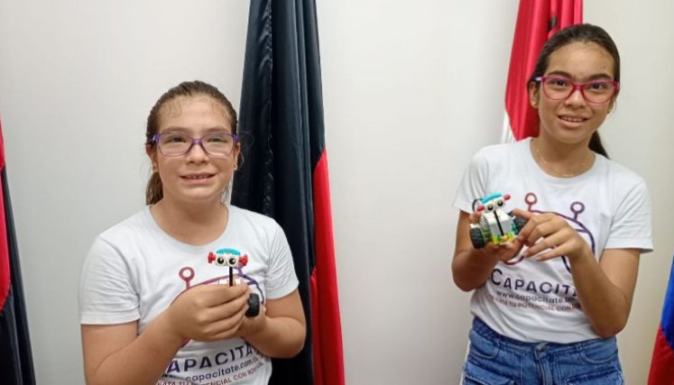 Sara y Maira con su invento de robótica para aprender multiplicaciones