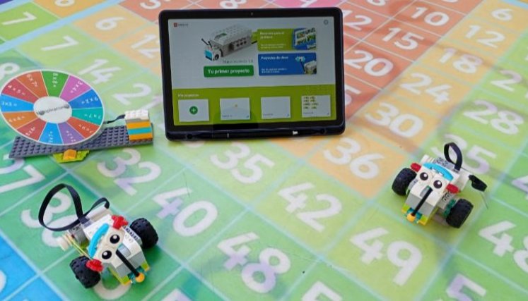 Tabla pitagorica, ruleta y robots que hacen parte del invento