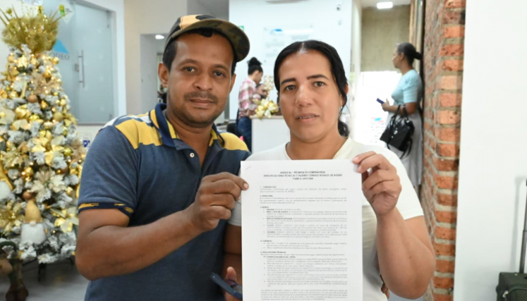 Familias del barrio 23 de Enero recibieron escrituras de sus nuevas casas./Foto cortesía