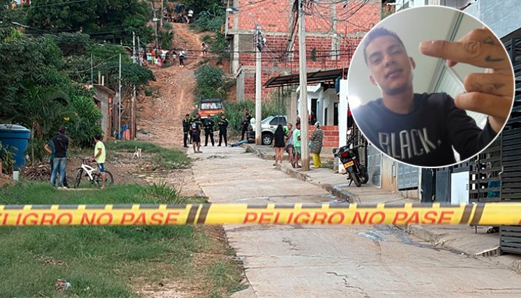 La víctima estaba sentada en la acera de la calle 16 Sur de Portal de Llanitos, cuando el asesino lo abordó. / Fotos Cortesía