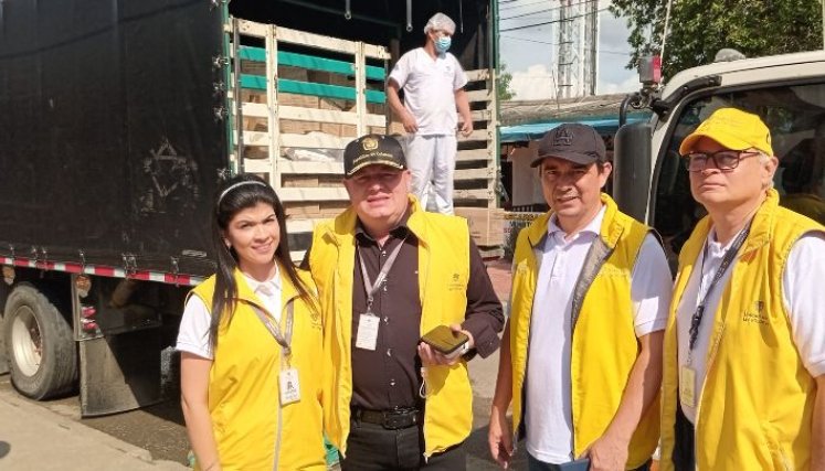El subdirector nacional para las Victimas, Freddy Orlando Quintero, segundo de izquierda a derecha, lideró la entrega de las ayudas ayer./Foto Orlando Carvajal