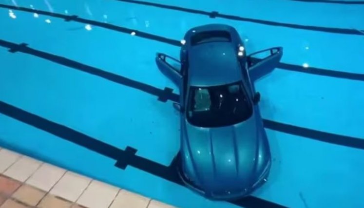 Auto pierde el control y termina dentro de una piscina con personas en el agua