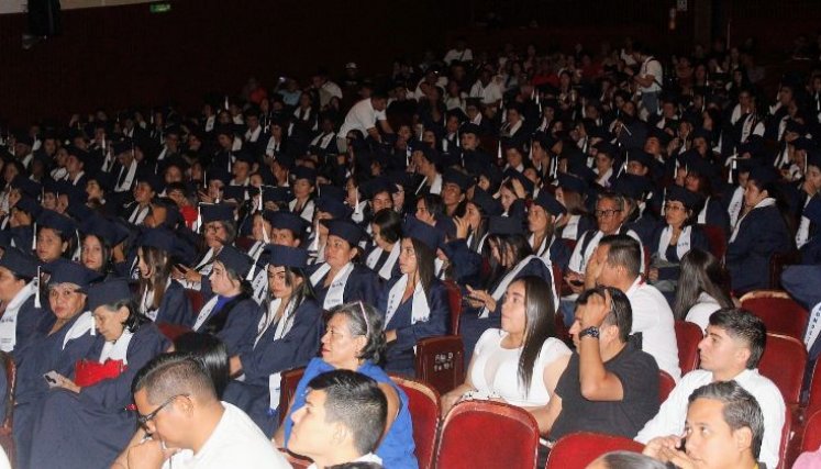 Durante la ceremonia se les entregó kits a los graduandos