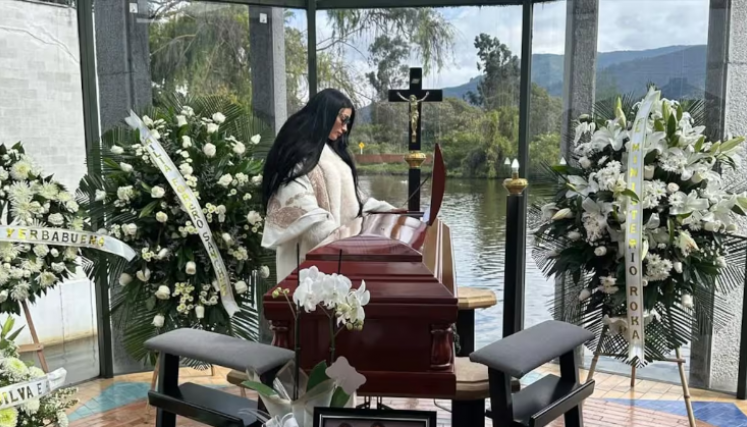 fotos junto al ataúd