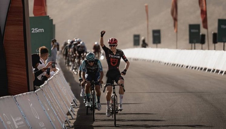 El suizo Yannis Voisard (Tudor Pro) se adjudicó la tercera etapa en fuerte esprín ante colombiano Sergio Higuita (XDS Astana) y el portugués Afonso Eulalio (Bahrain-Victorious). 