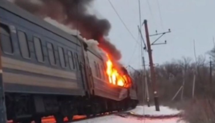 Video: Rusia bombardea tren ucraniano y deja víctimas mortales