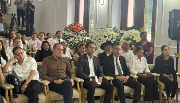 Los colegas de Curules de Paz de Diógenes Quintero en la Cámara de Representantes acompañaron  el homenaje en la Asamblea/Stefany Peñaloza