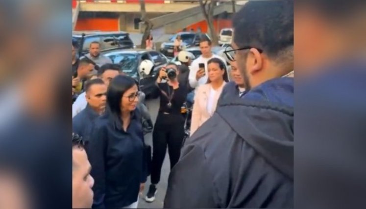 Estudiantes le exigen, cara a cara, a Delcy Rodríguez que libere a todos los presos políticos