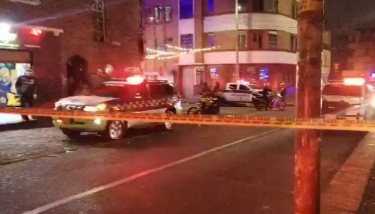 Una explosión sacudió el barrio Santa Fe, en el centro de Bogotá, luego de que sujetos en motocicleta lanzaran una granada cerca de un establecimiento comercial, dejando varias personas lesionadas y activando un fuerte operativo policial.