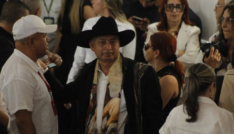 Colegas de Diógenes Quintero, de la bancada de Curules de Paz, acompañaron el homenaje a su compañero/Foto Stefany Peñaloza