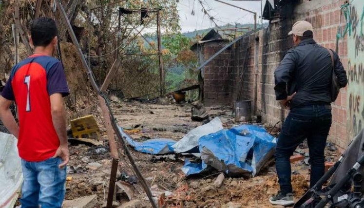 Los bombardeos con explosivos lanzados con drones dejaron a Filo El Gringo destruido y desolado/Foto cortesía