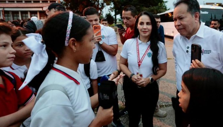 El gobernador William Villamizar acompañó personalmente a los niños en el inicio del transporte escolar./Foto cortesía