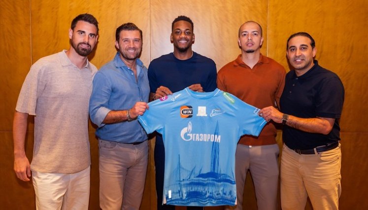 Jhon Jader Durán fue presentado por los directivos del Zenit, en el que será su quinto equipo, con apenas 22 años de edad.