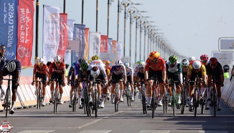 Sebastián Molano (centro) fue tercero en la penúltima etapa del Tour de Omán.