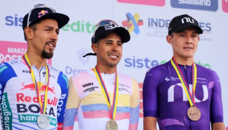 Brandon Rivera (centro) se coronó campeón de la contrarreloj. A la izquierda. Daniel Felipe Martínez, fue segundo y Rodrigo Contreras, tercero.