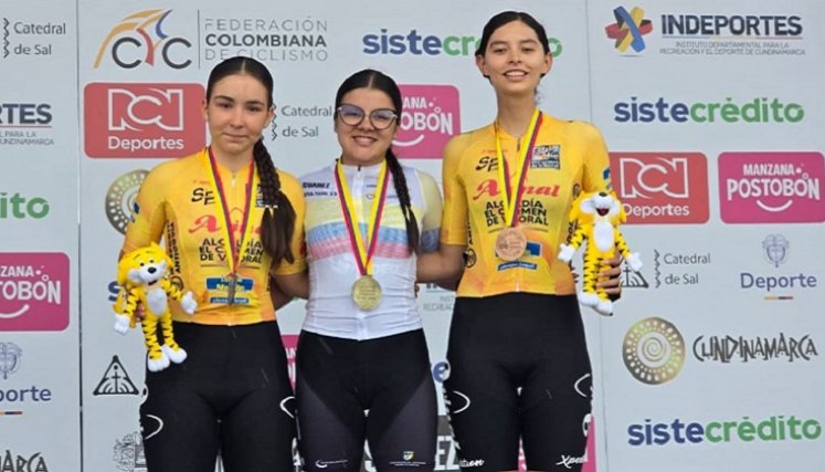 La ciclista Diana Corrales (izquierda) medalla de plata, Luciana Osorio (centro), oro y Yañlecza Marín se apoderaron del podio de la ruta en la categoría Sub-23 de los Nacionales de ciclismo de Zipaquirá.