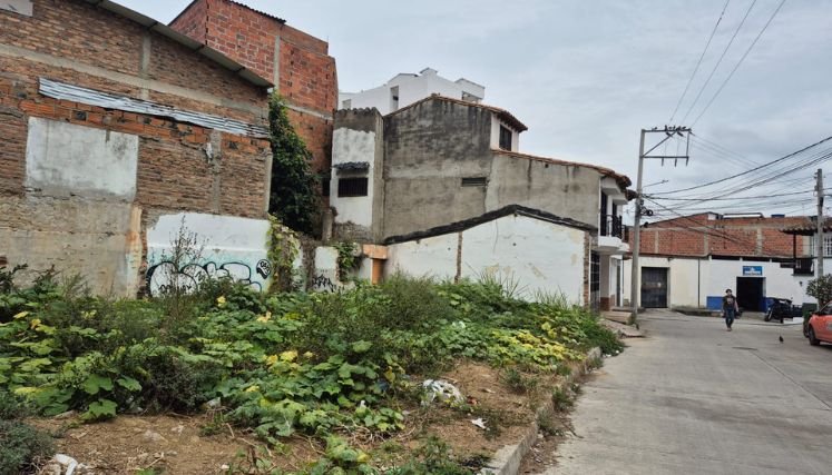 Damnificados del barrio Las Mercedes solicitan levantar las viviendas colapsadas hace 4 años.