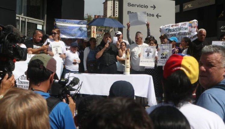 «No tenemos miedo», familiares de presos políticos, civiles y religiosos a las puertas del Helicoide