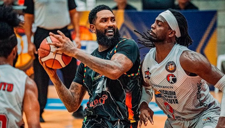 Josimar Ayarza, basquetbolista panameño. 