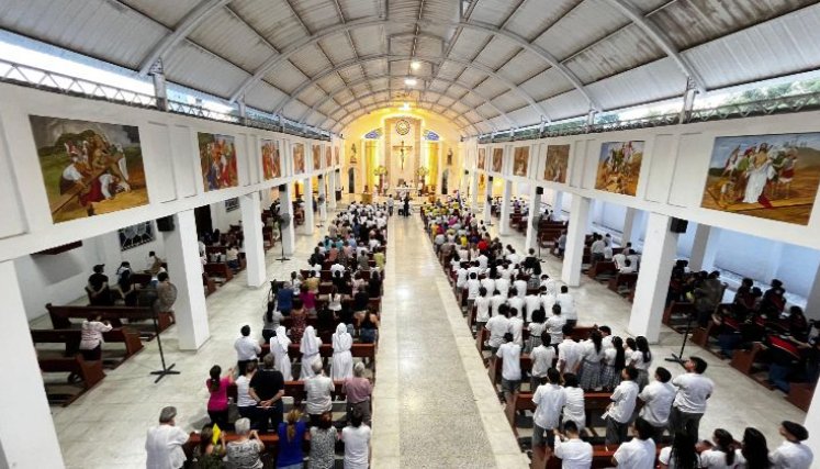 Más de 400 personas llegan a la parroquia los domingos.