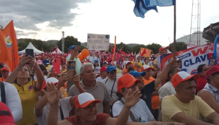 Simpatizantes de los distintos partido acudieron al cierre de campaña en la Plaza de Banderas/Foto: Gabriel Barrera